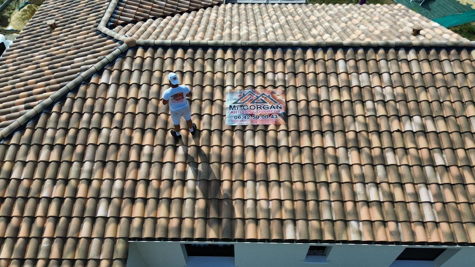 Démoussage toiture Nîmes - GSC Couverture